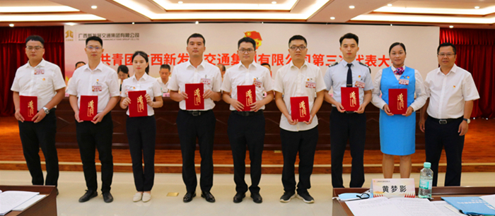 图12：永利yl23411官网集团党委副书记、副董事长、总经理蓝日彦为青年岗位能手代表颁奖_副本.jpg